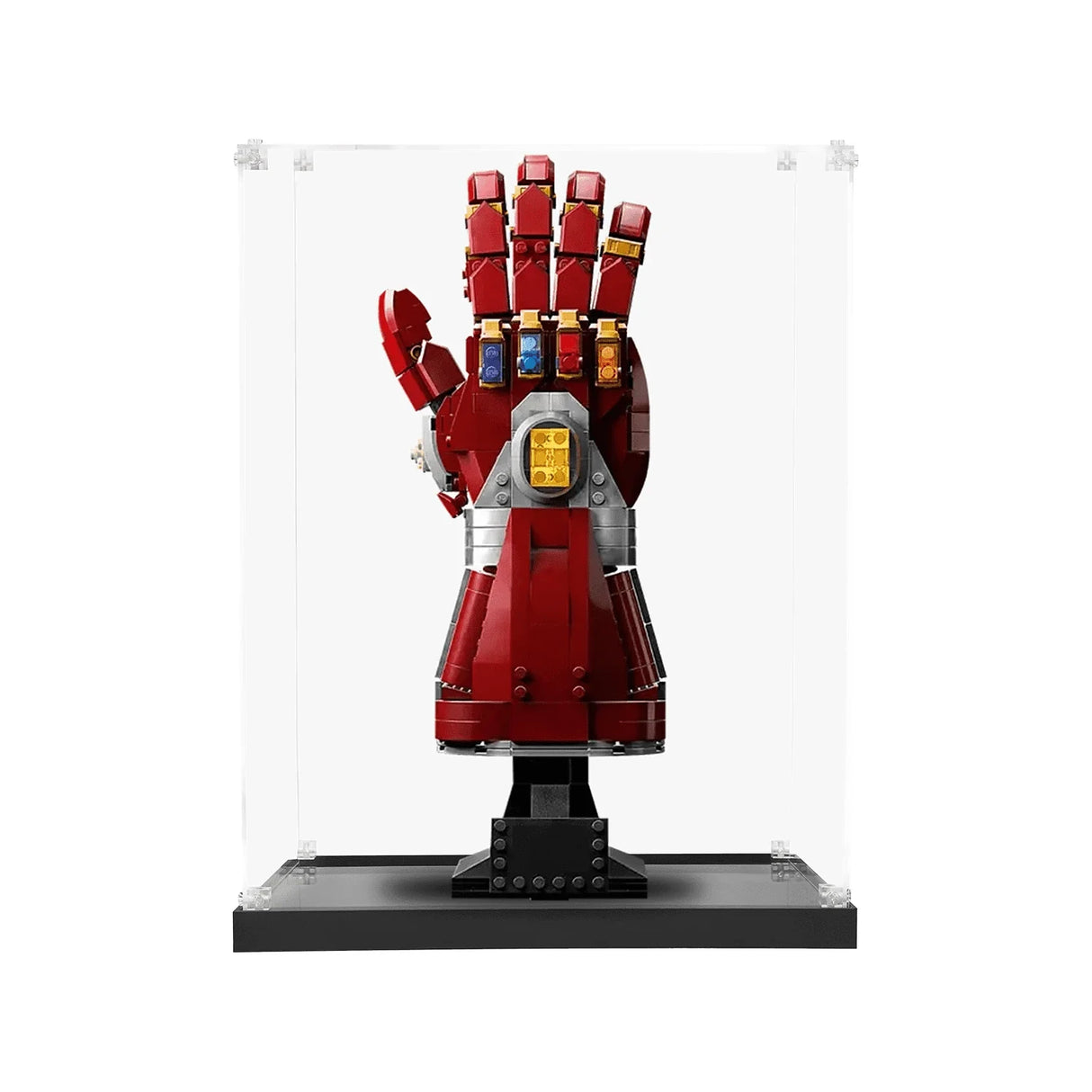 Roter Infinity-Handschuh mit farbigen Steinen in einer transparenten Vitrine auf schwarzem Sockel