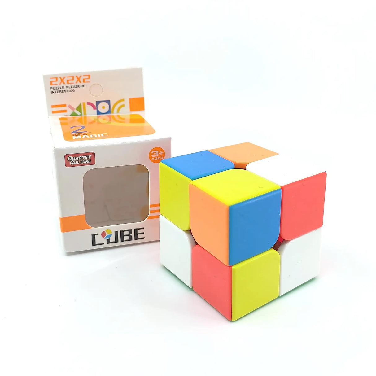 Ein 2x2 Zauberwürfel mit Verpackung auf weißem Hintergrund