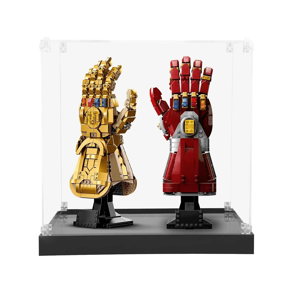 Zwei Lego-Handschuhe, einer goldfarben, der andere rot, in einer durchsichtigen Vitrine