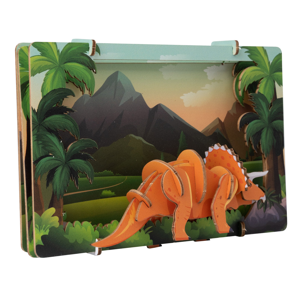 Holzsteckspiel mit Triceratops Figur vor einer Berglandschaft mit Palmen