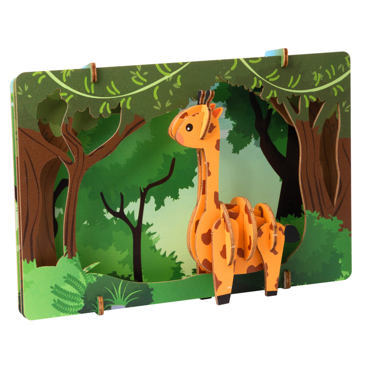 Giraffenfigur aus Holz in einer Waldkulisse