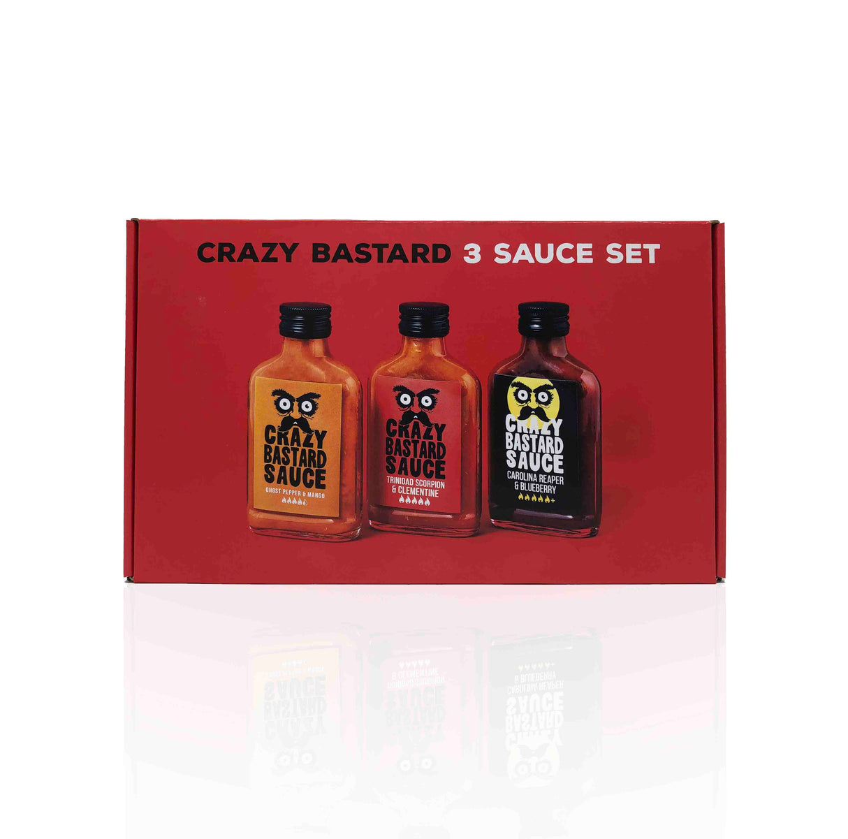 Drei Flaschen Crazy Bastard Sauce in einer roten Geschenkbox
