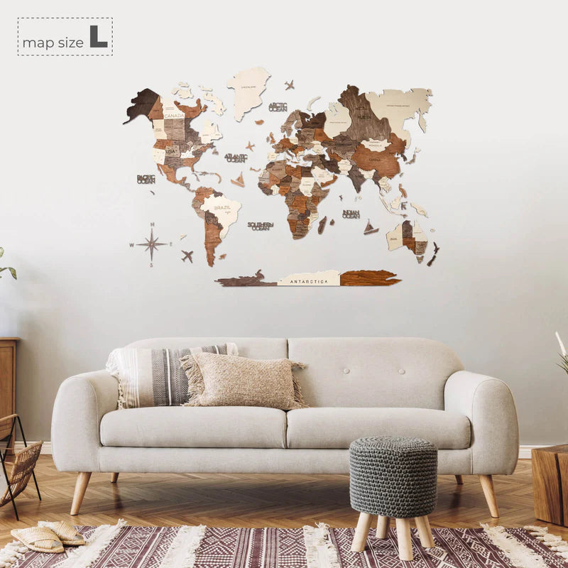 Mehrschichtige 3D Holzweltkarte Multicolor in Grösse L an einer grauen Wohnzimmerwand über einem hellen Sofa. 58319684632960