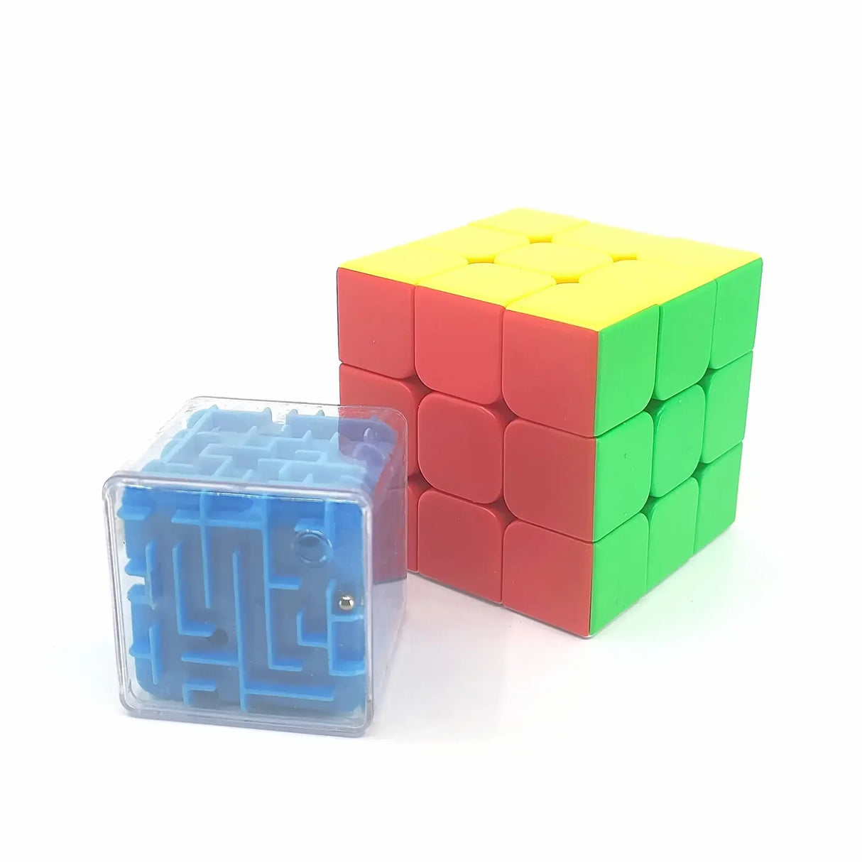 Ein Zauberwürfel und ein blaues Labyrinthspiel in einem transparenten Würfel