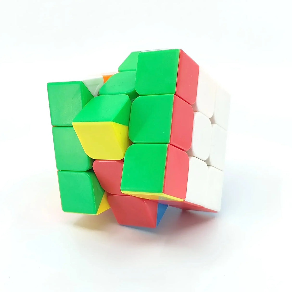 Ein verdrehter Zauberwürfel mit bunten quadratischen Flächen auf weißem Hintergrund