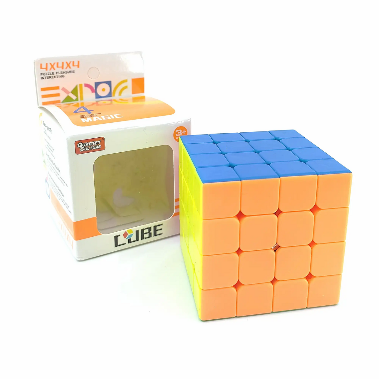 Vier mal vier Zauberwürfel mit blauen und orangefarbenen Seiten neben der Originalverpackung