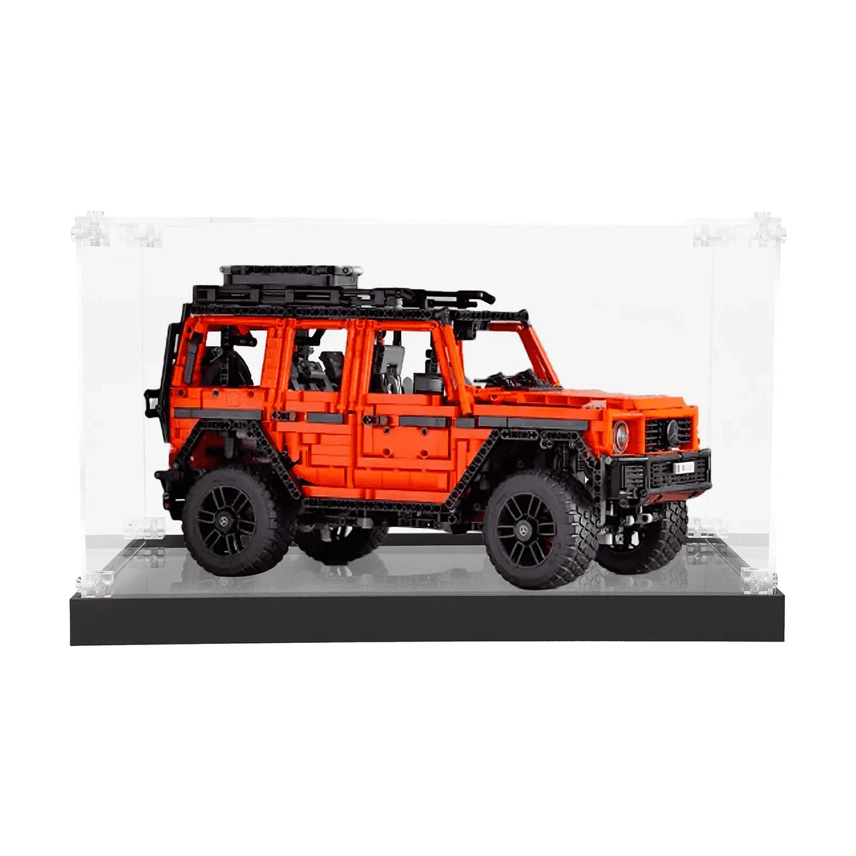 Rotes Geländewagen-Modell aus Bausteinen in einer transparenten Vitrine