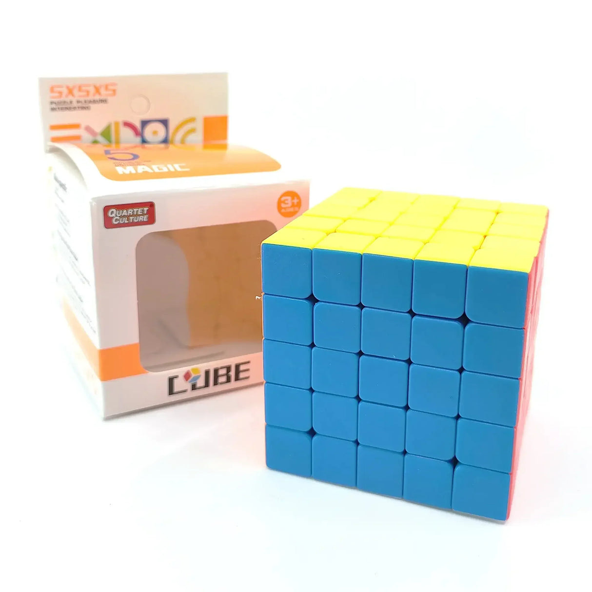 Ein 5x5 Zauberwürfel mit blauen und gelben Seiten neben der zugehörigen Produktverpackung