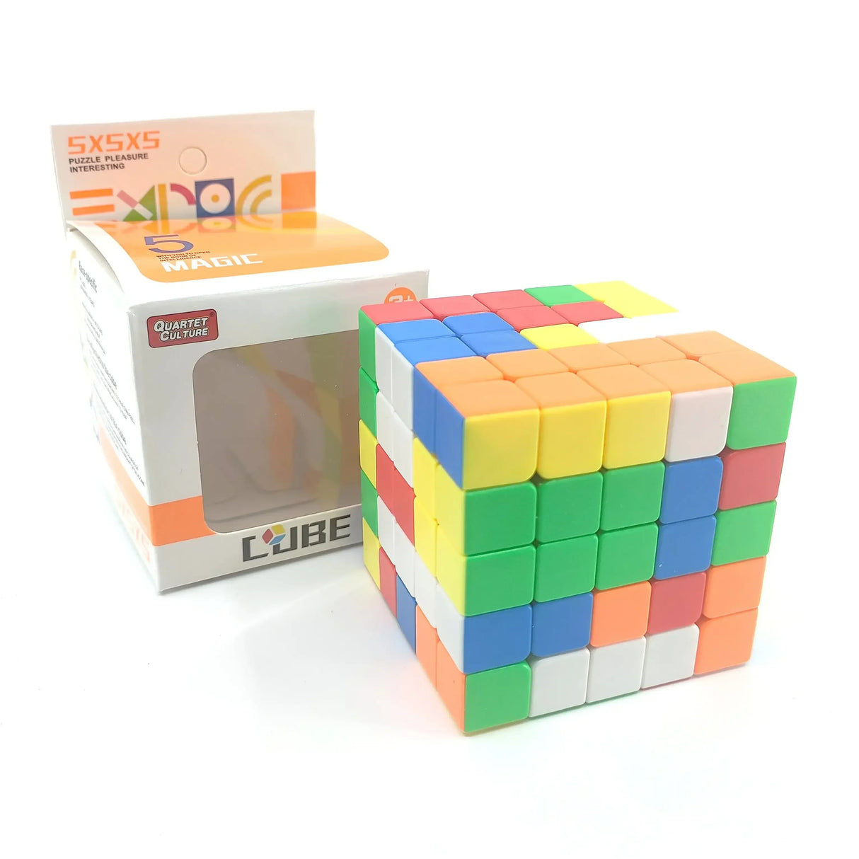 Ein bunter 5x5 Zauberwürfel neben seiner Verpackung auf weißem Hintergrund