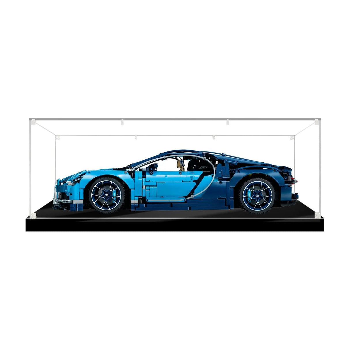 Blaues Bugatti Chiron Modellauto in einer transparenten Vitrine auf schwarzem Sockel