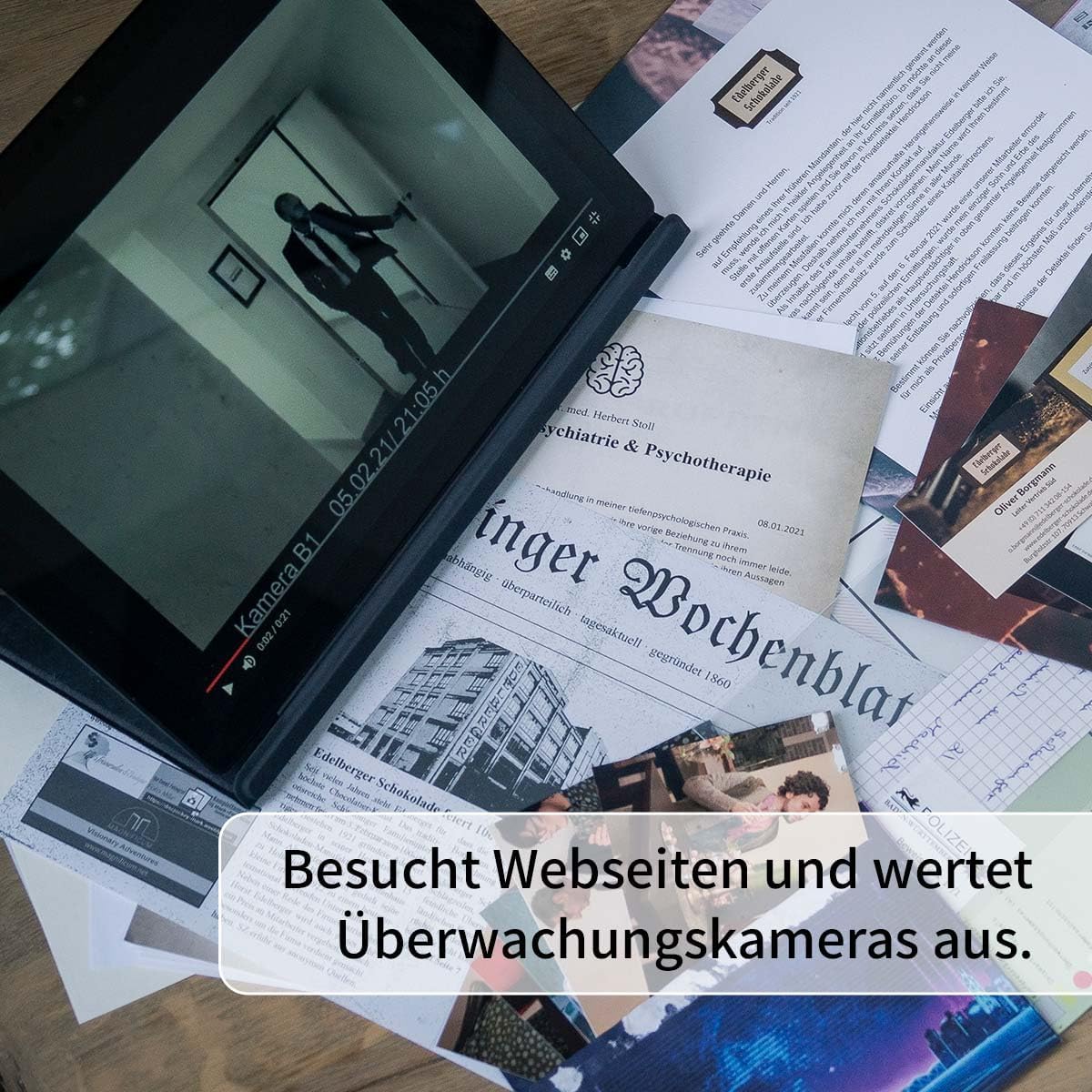 Tablet zeigt Überwachungsaufnahme eines Mannes, umgeben von Dokumenten und Zeitungsartikeln