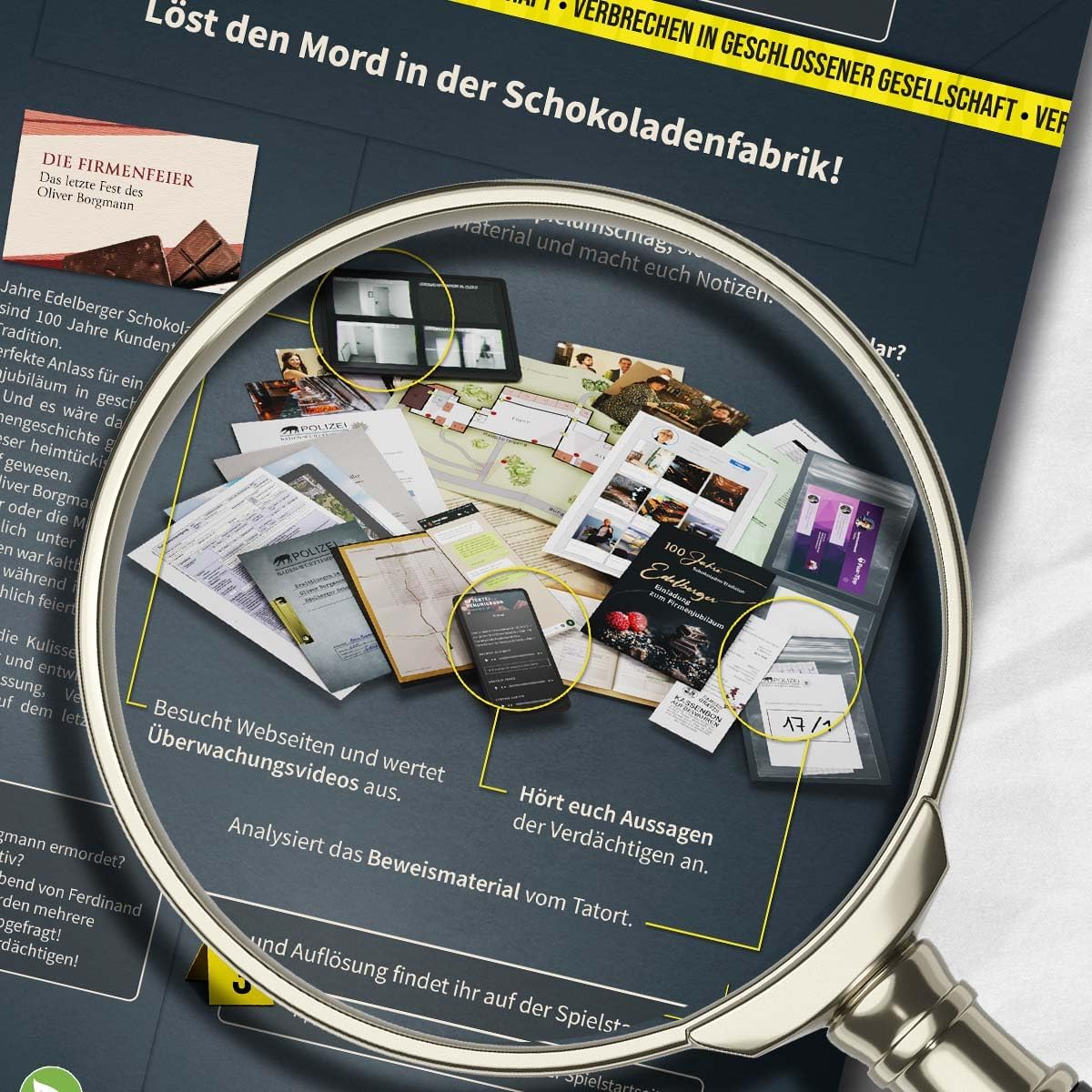 Lupe über Beweismaterial, darunter Karten, Dokumente und ein Smartphone, für ein Krimispiel