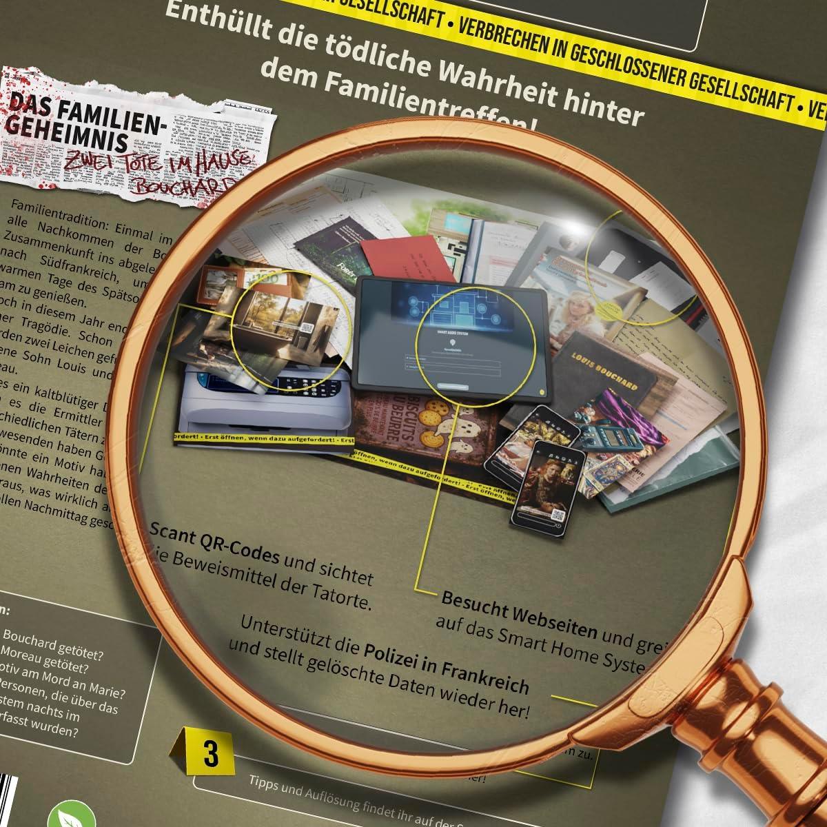 Lupe über verschiedenen Beweismitteln wie Zeitungsartikeln, Tablet und Fotos