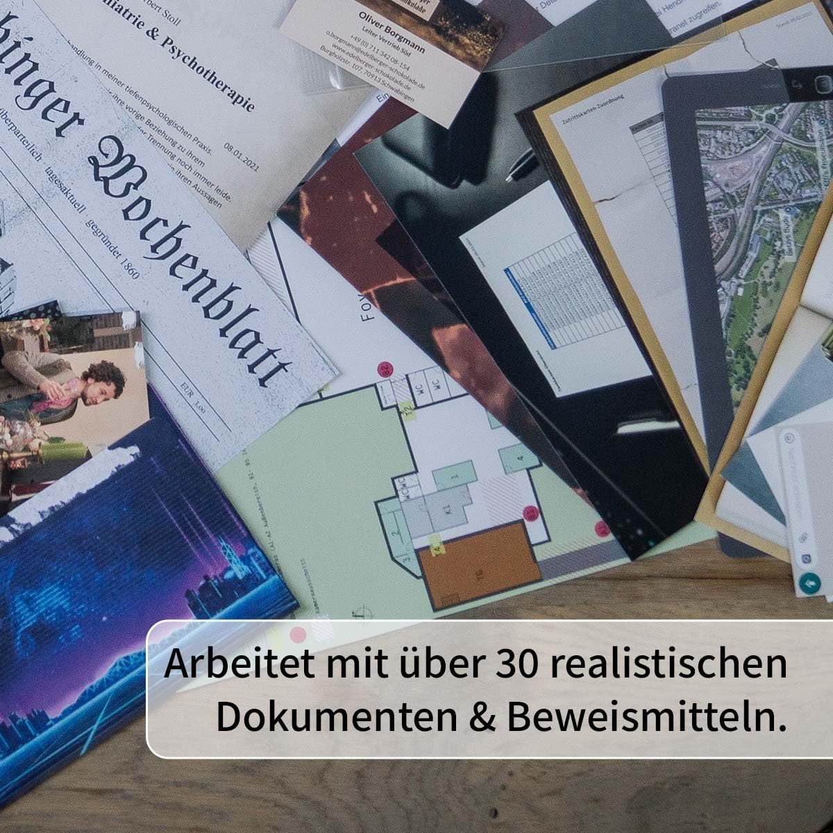 Eine Sammlung von Dokumenten und Beweismitteln, darunter Zeitungsartikel, Visitenkarten und Baupläne