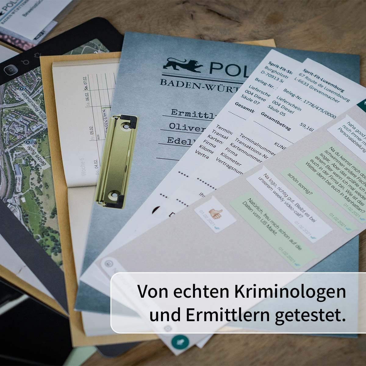 Dokumente und ein Tablet mit einer Karte, die auf einem Tisch liegen