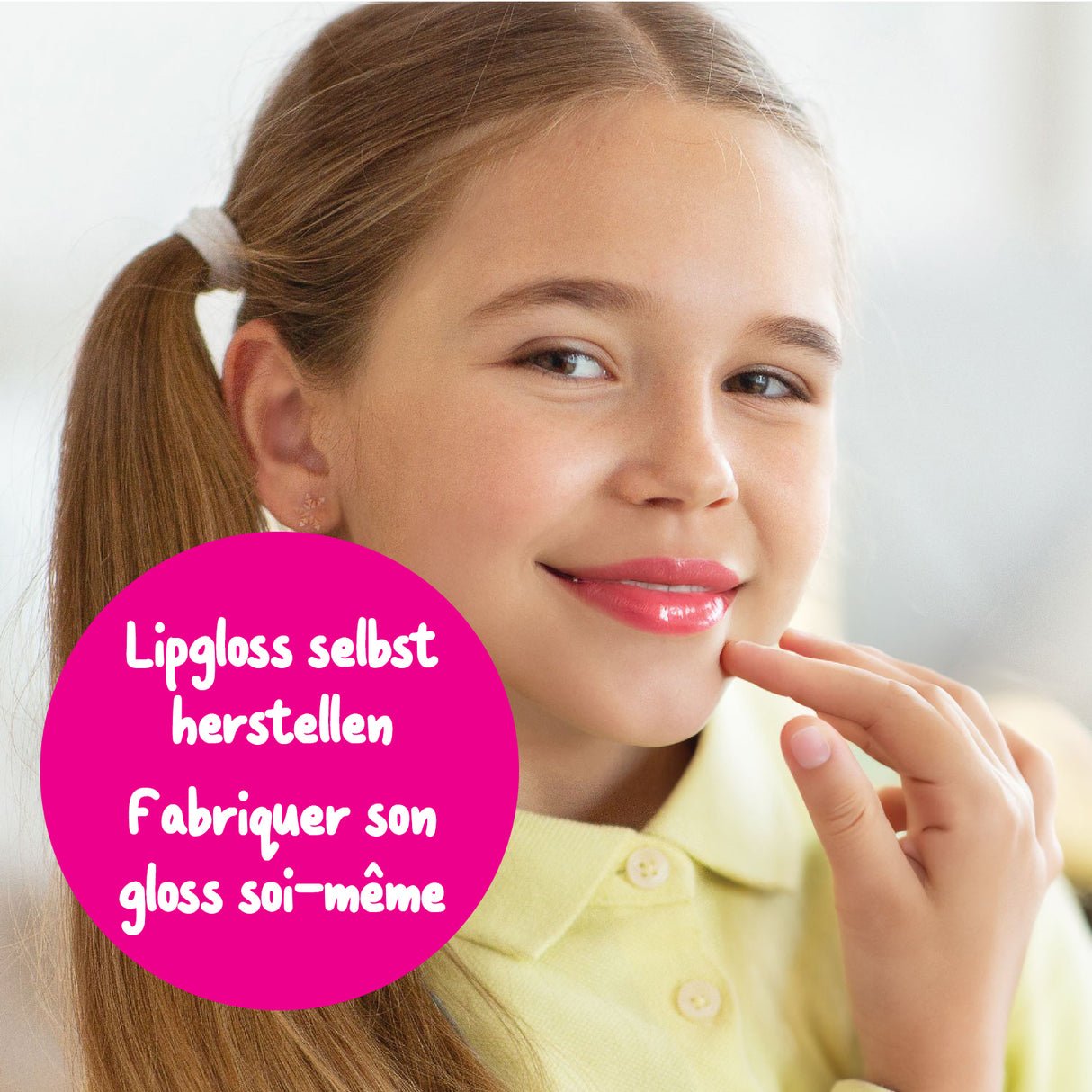 Mädchen mit Lipgloss und einem rosa Kreis mit der Aufschrift Lipgloss selbst herstellen