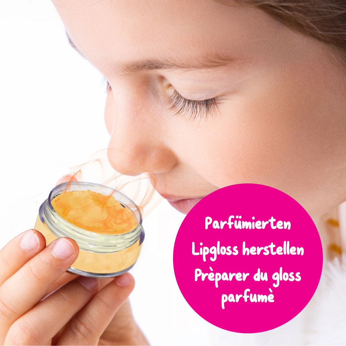 Kind riecht an einem Tiegel mit gelbem Lipgloss