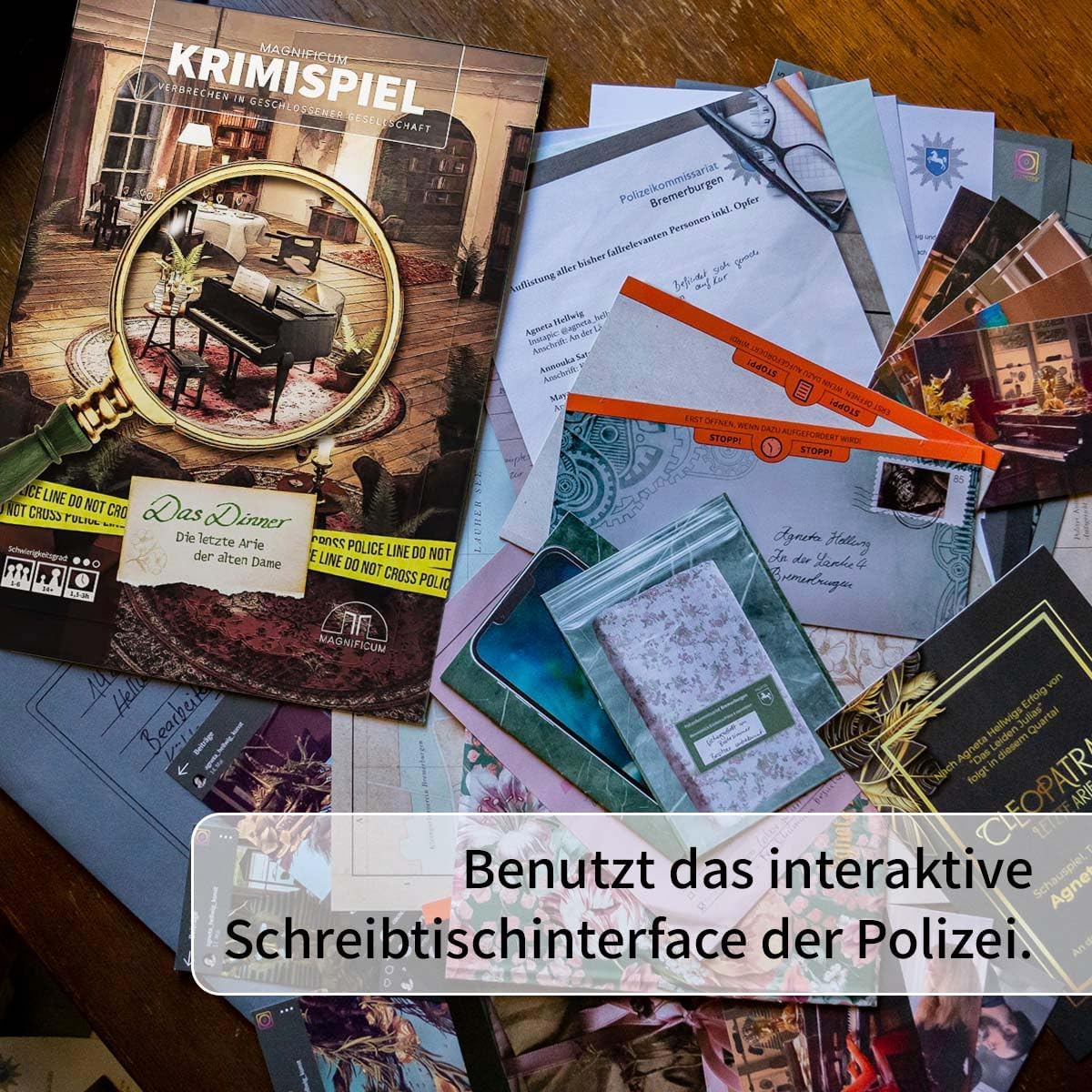 Krimispiel-Box mit Lupe auf dem Cover, umgeben von Umschlägen und Dokumenten