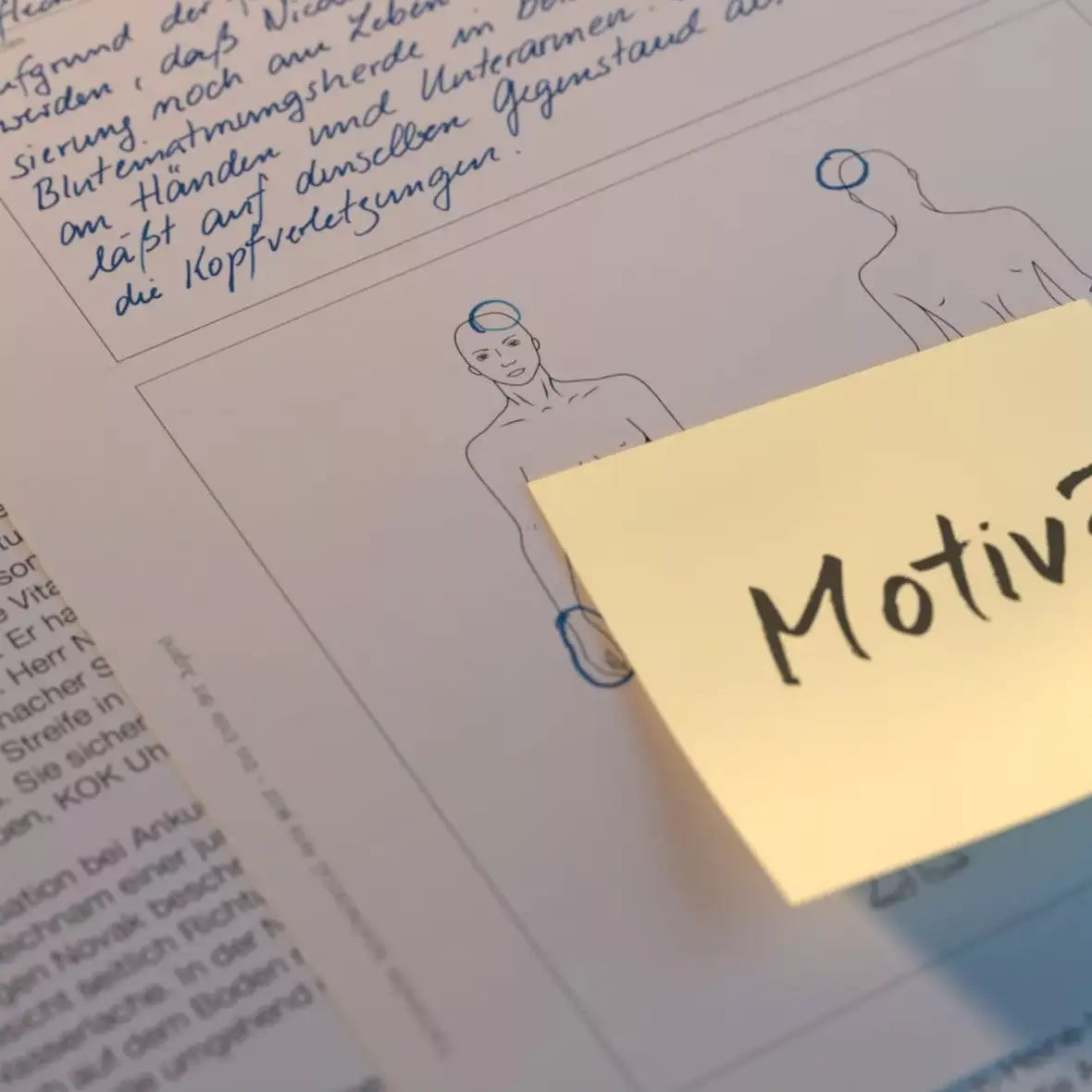 Medizinische Skizze eines menschlichen Oberkörpers mit handschriftlichen Notizen und gelbem Klebezettel