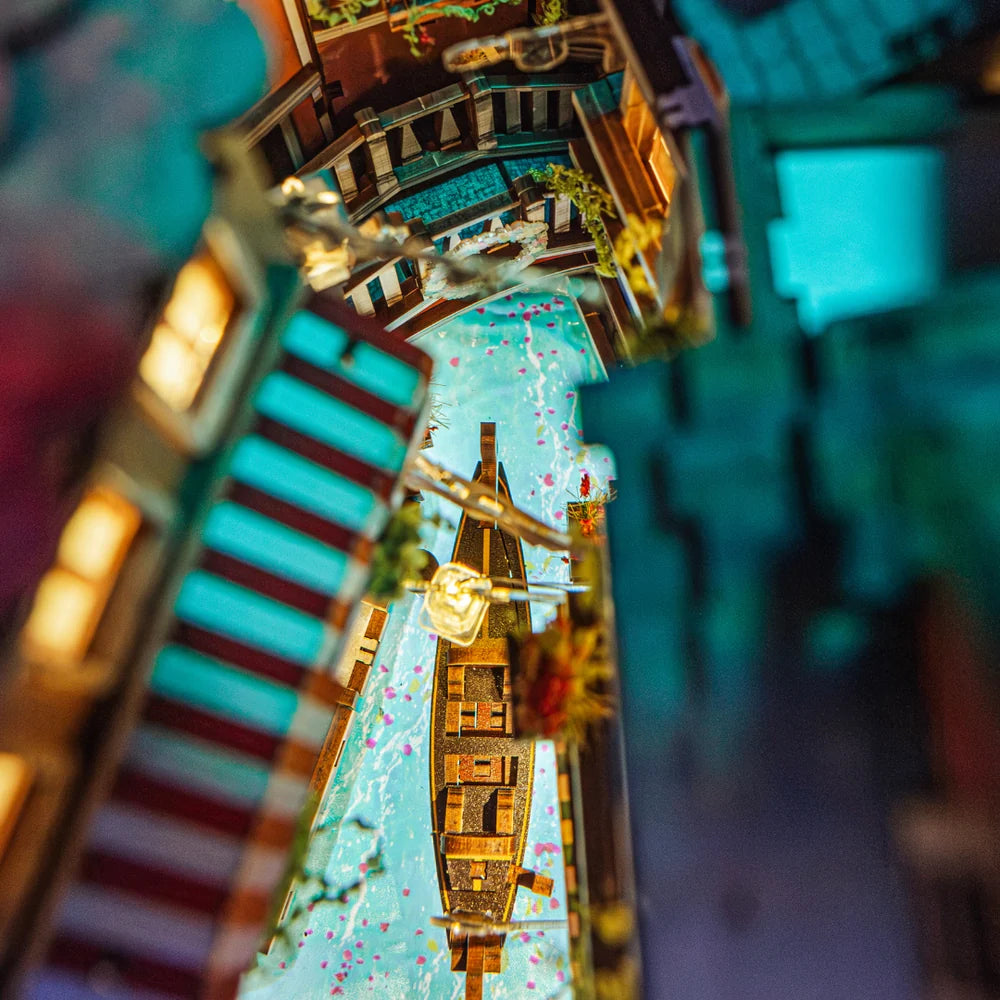 Vogelperspektive auf den beleuchteten Miniatur-Kanal und die venezianischen Häuser