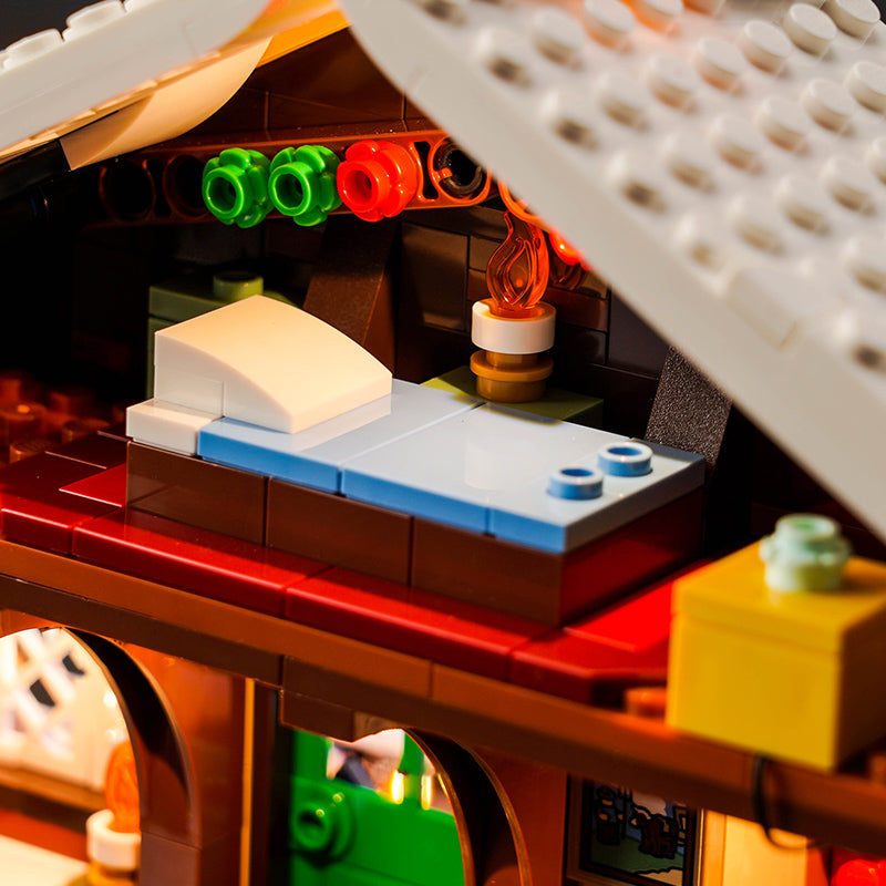Innenansicht eines Lego Hauses mit Bett und kleiner Fackel