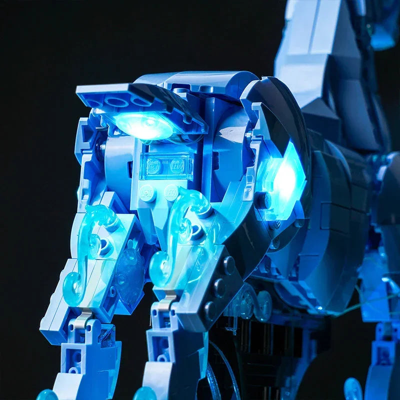 Blau beleuchtetes Lego Modell eines mechanischen Pferdes vor dunklem Hintergrund