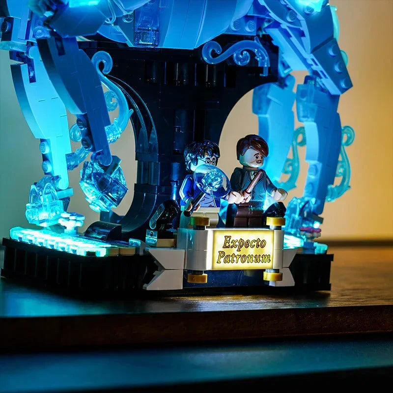 Beleuchtetes Lego Harry Potter Set mit zwei Minifiguren und einem Schild mit der Aufschrift Expecto Patronum