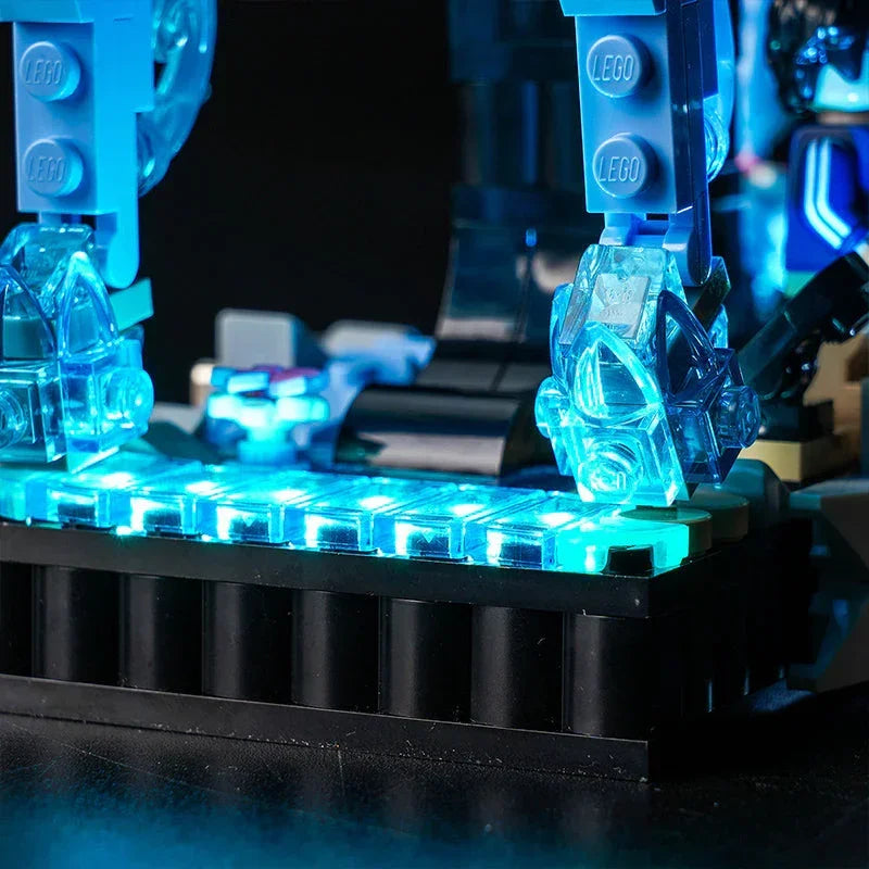 Nahaufnahme von blau beleuchteten Lego Bausteinen auf einer schwarzen Basis