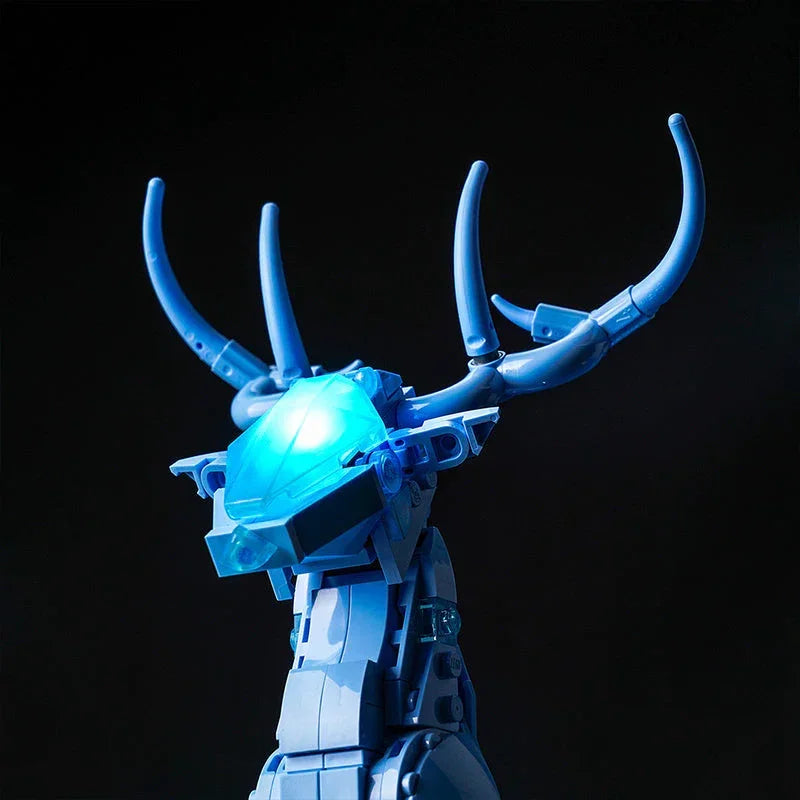 Hirschfigur aus blauen Bausteinen vor schwarzem Hintergrund