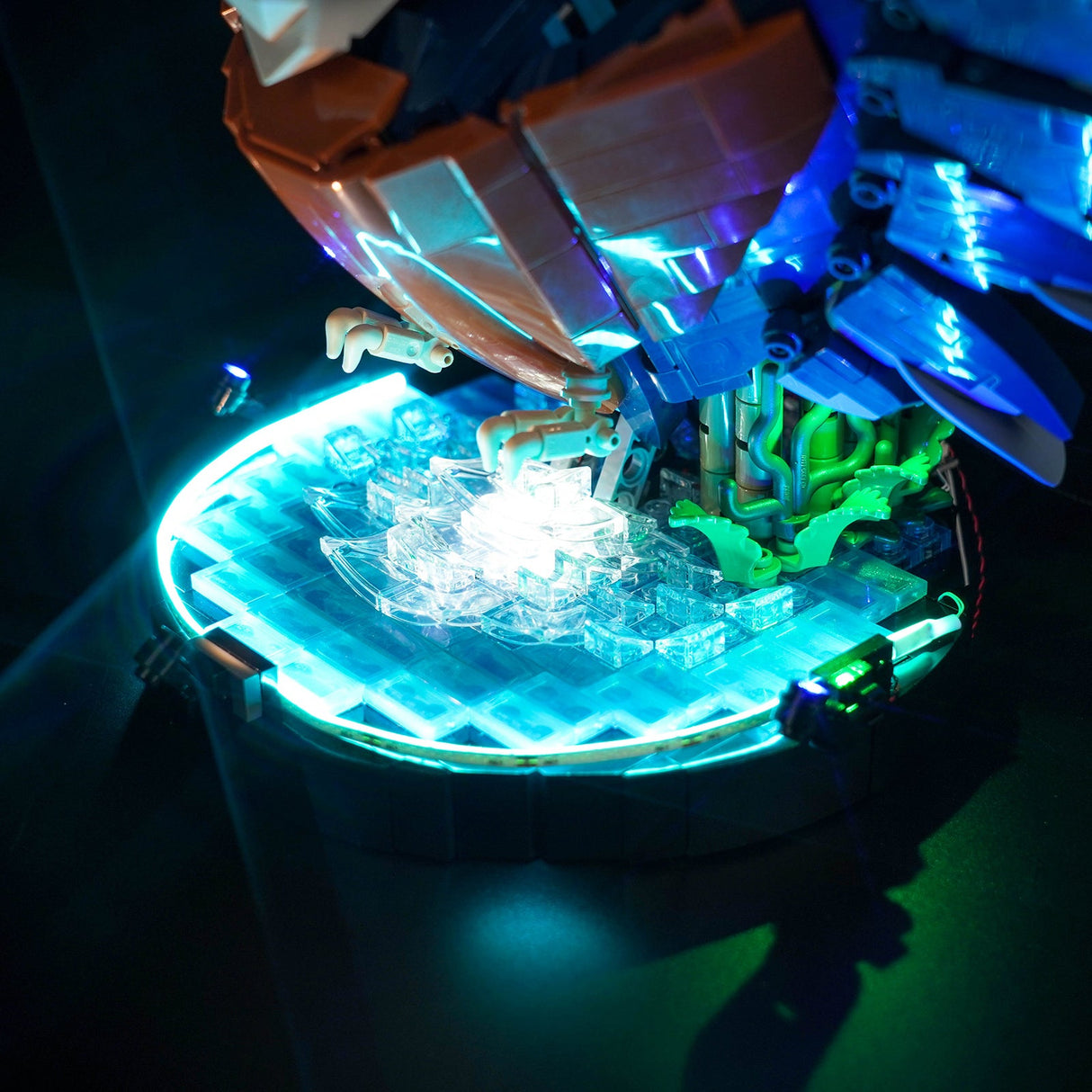 Beleuchtetes Lego Modell auf einem runden Sockel mit blauen LED Lichtern