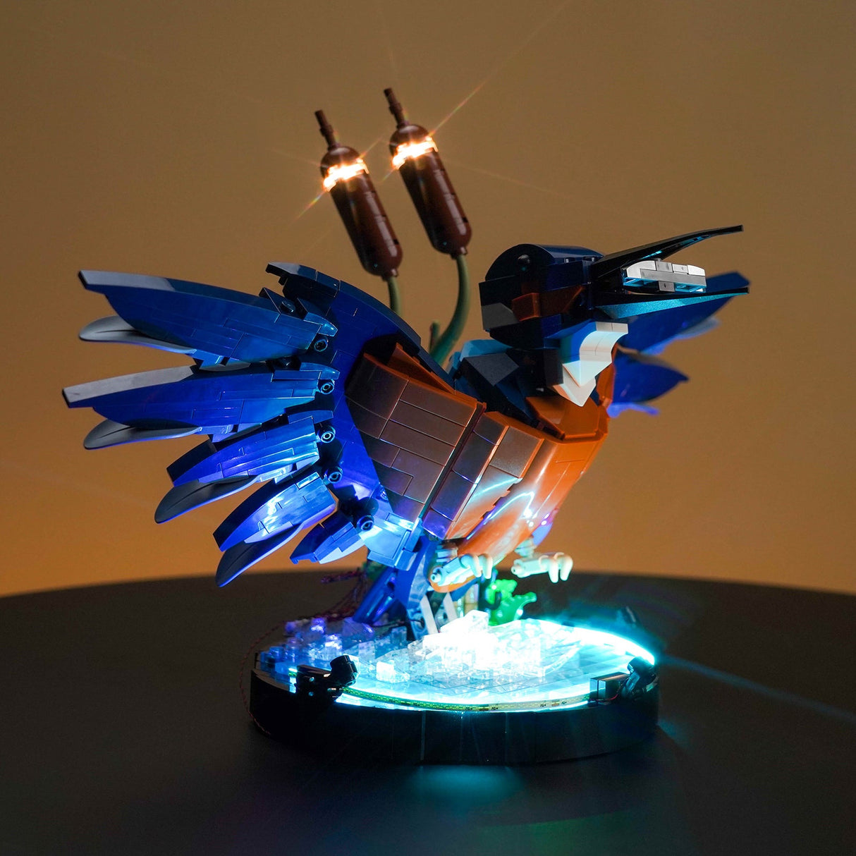 Eisvogel Modell aus Klemmbausteinen mit LED Beleuchtung auf einem runden Sockel