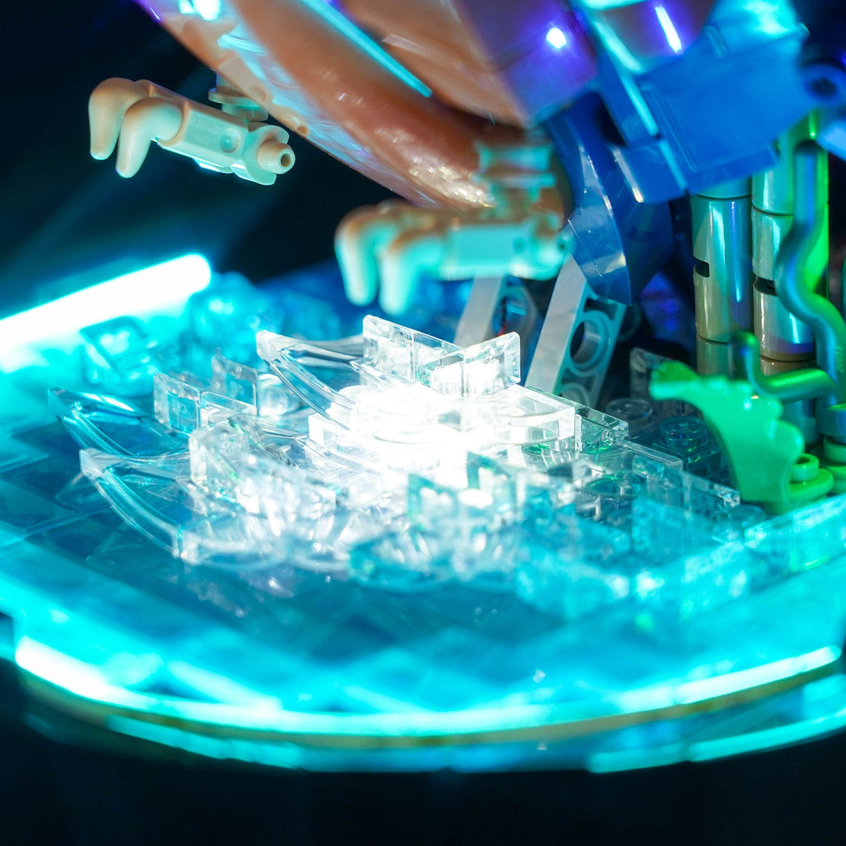 Nahaufnahme von leuchtenden transparenten Bausteinen auf einer blauen Lichtbasis