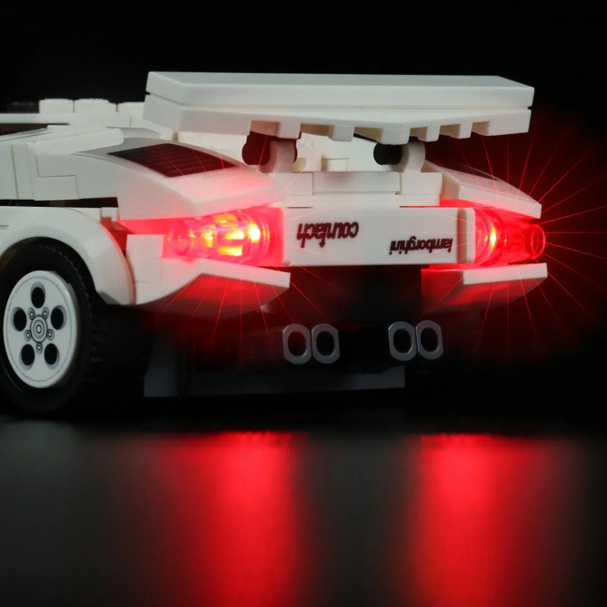 Heckansicht eines weißen Lamborghini Countach Modellautos mit leuchtenden roten Rücklichtern