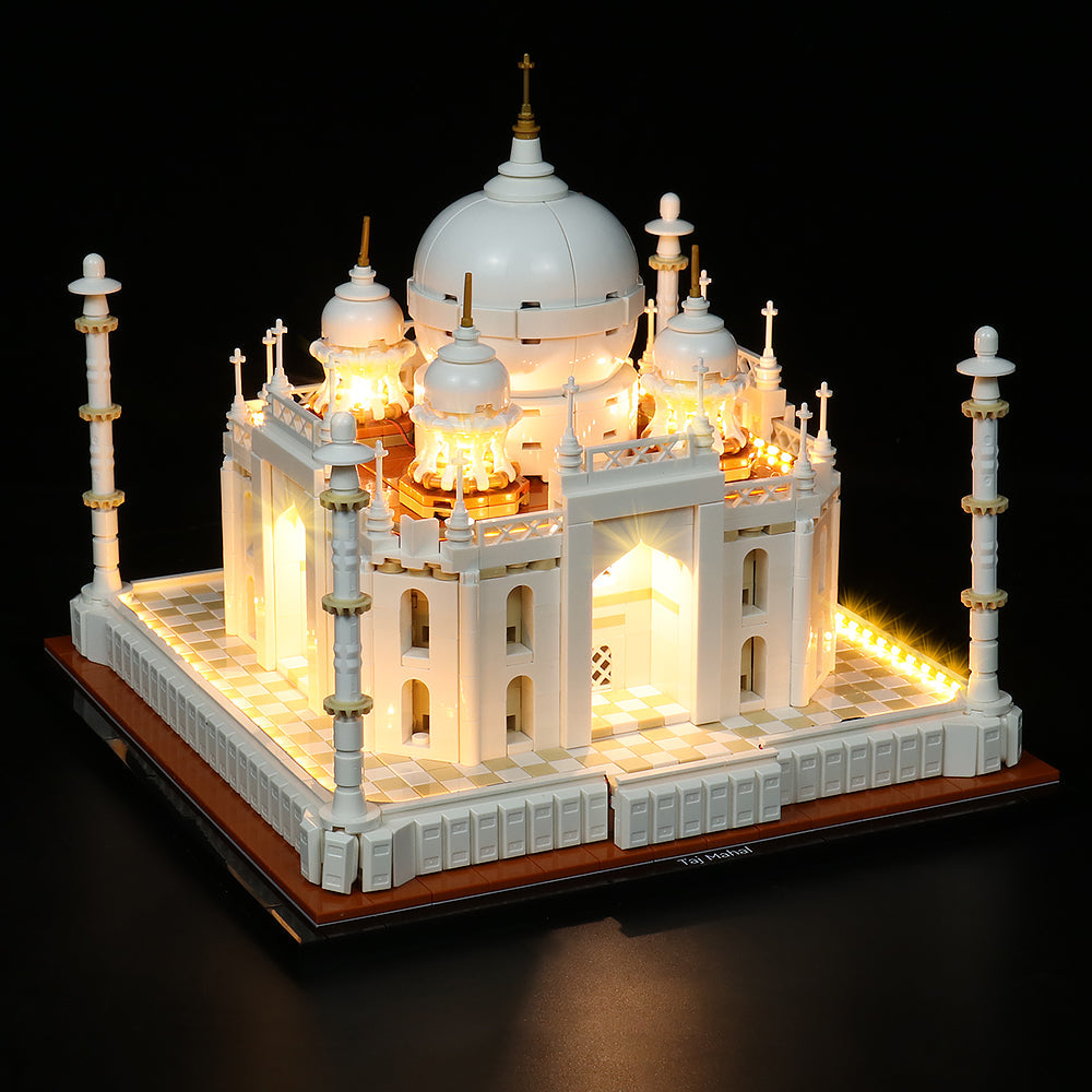 Beleuchtetes Lego Modell des Taj Mahal auf schwarzem Hintergrund