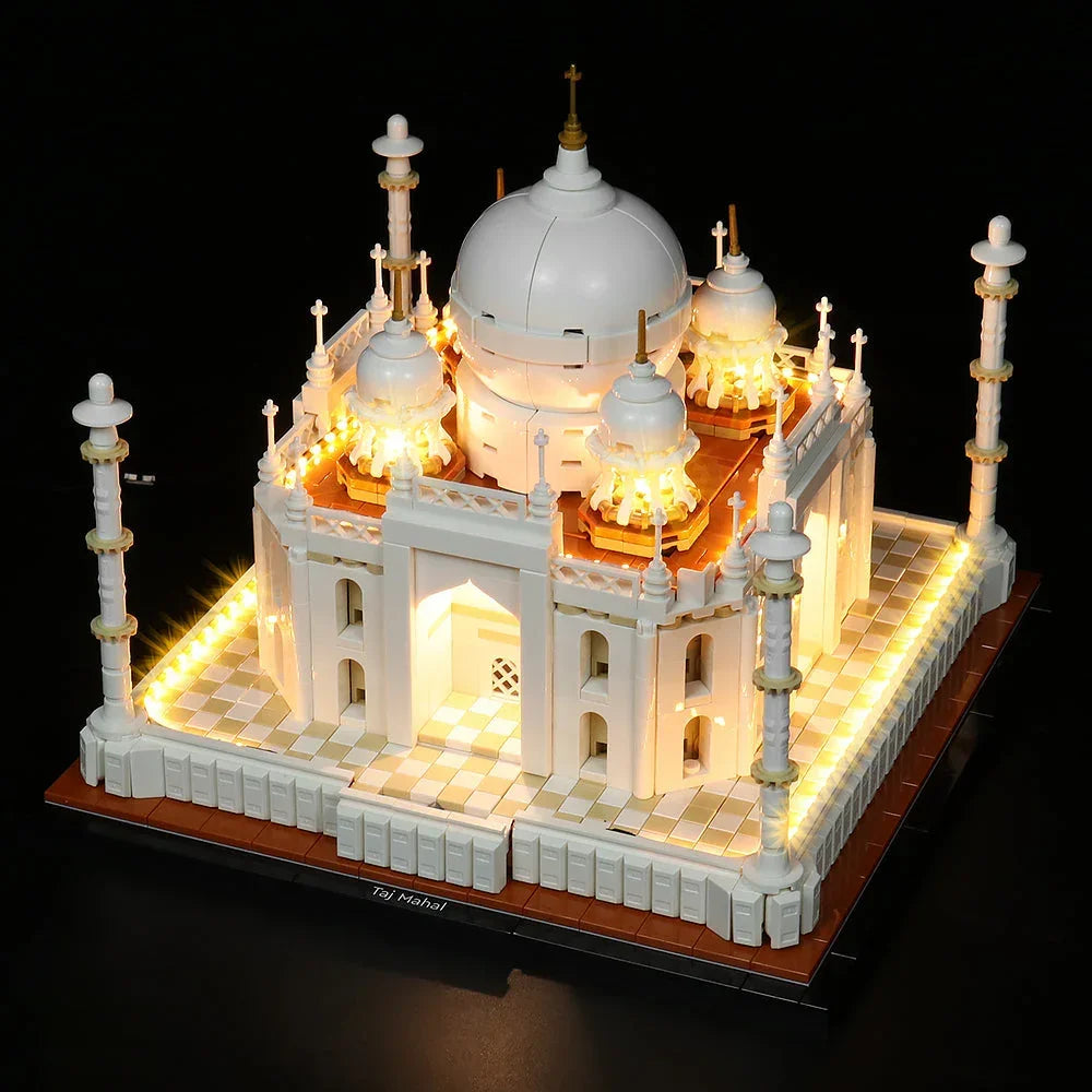Beleuchtetes Taj Mahal Modell aus Klemmbausteinen auf schwarzem Hintergrund