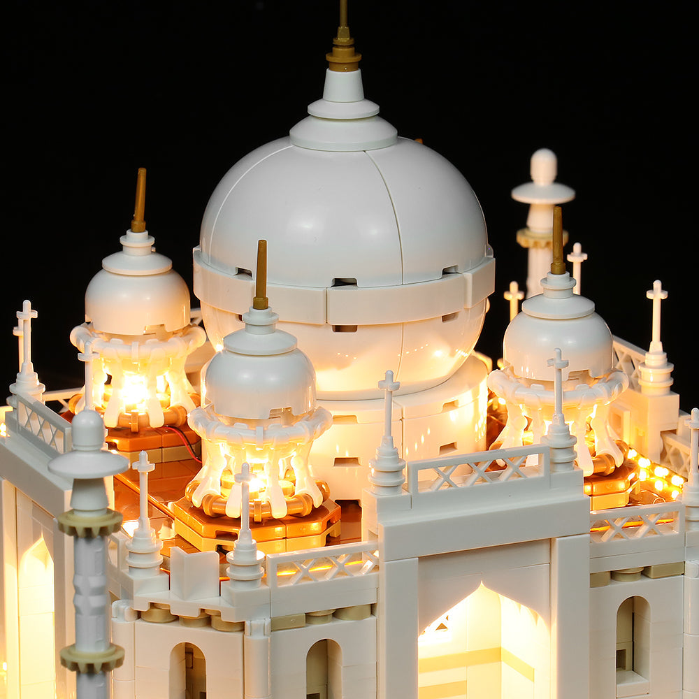 Beleuchtetes Modell des Taj Mahal aus Kunststoffbausteinen vor schwarzem Hintergrund