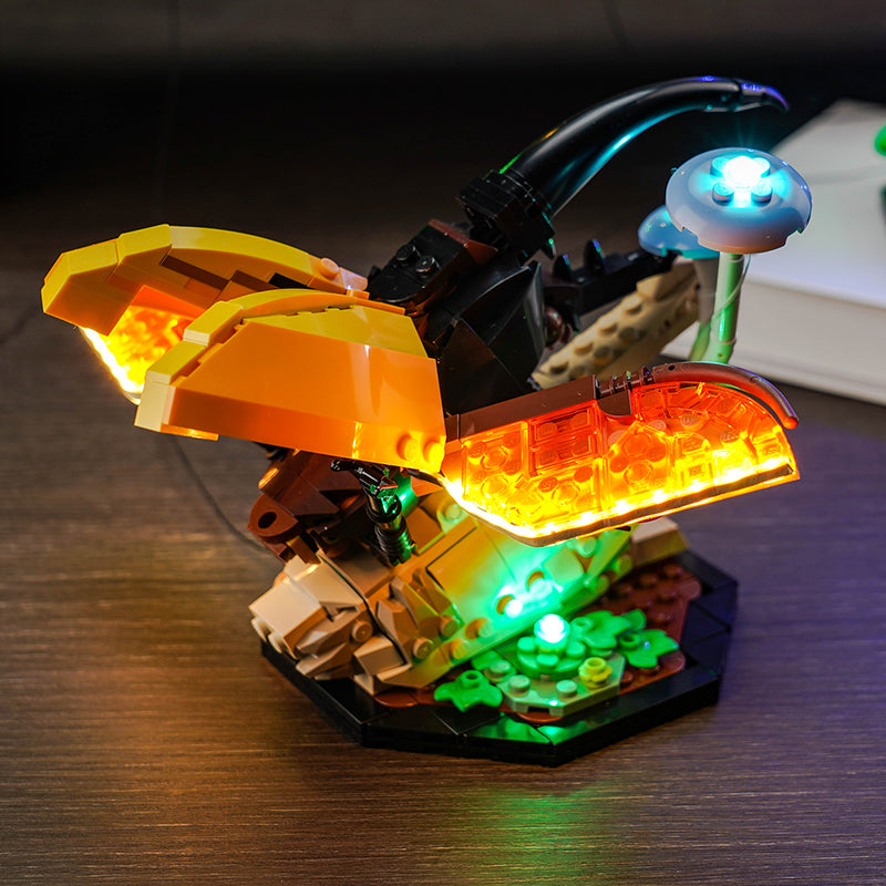 Beleuchtetes Lego Modell eines Nashornkaefers auf einem Waldboden