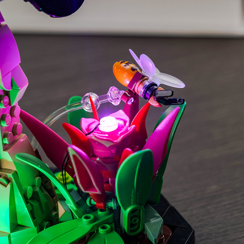 Beleuchtete Lego Blume mit einer fliegenden Biene aus Bausteinen