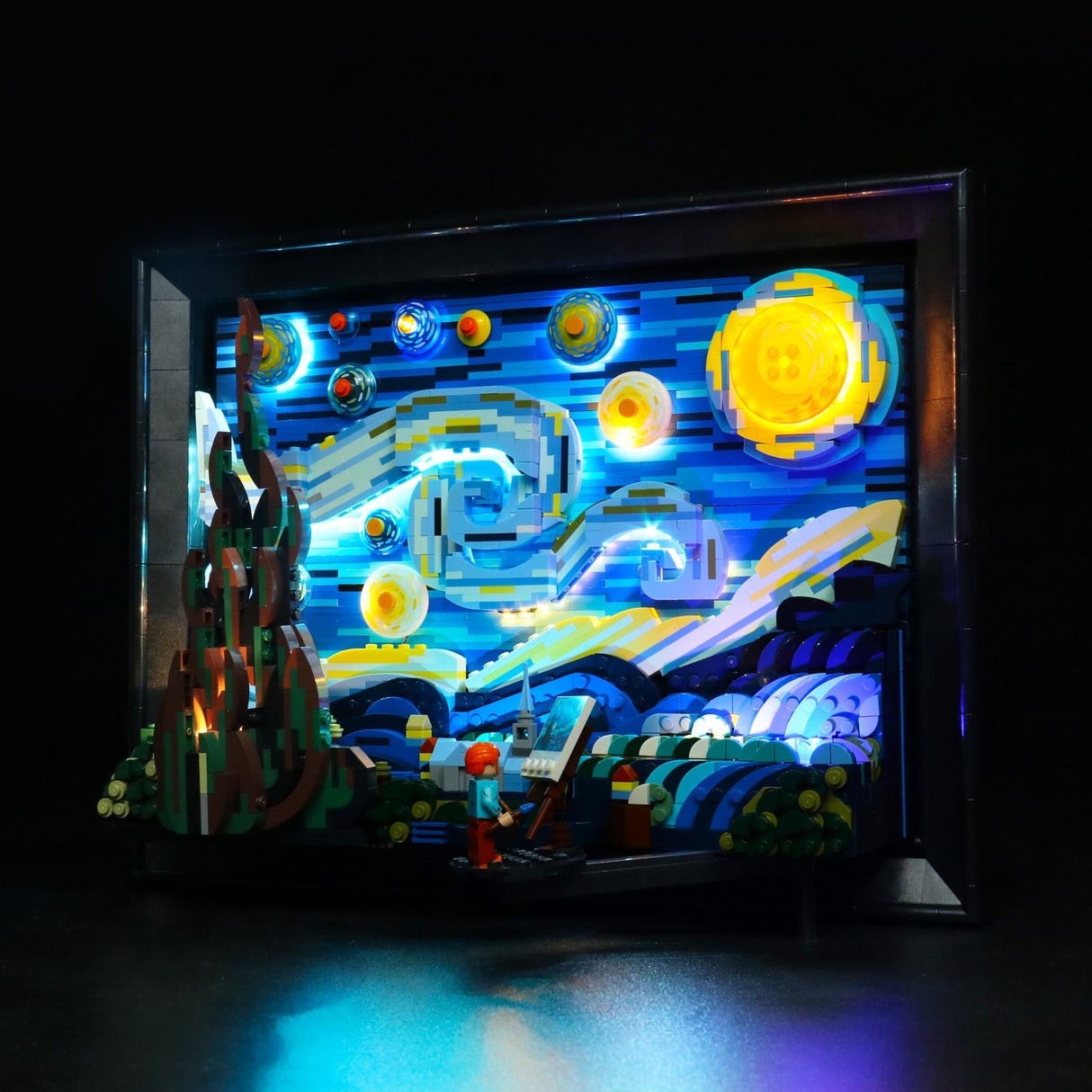 Beleuchtetes Lego Modell von Van Goghs Sternennacht mit einer Minifigur vor einer Staffelei