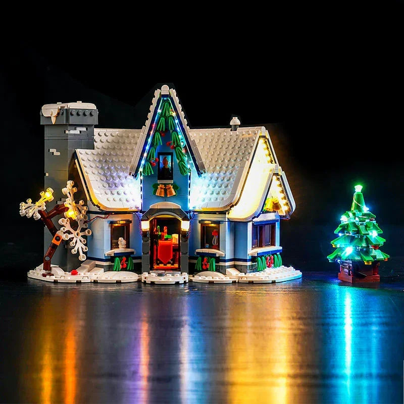 Beleuchtetes Lego Weihnachtsset mit Haus und Tannenbaum vor schwarzem Hintergrund