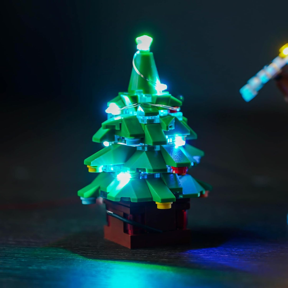 Kleiner Weihnachtsbaum aus Bausteinen mit leuchtender LED Lichterkette