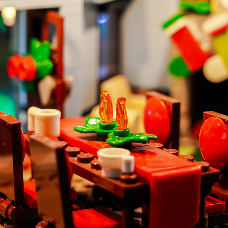 Gedeckter Esstisch aus Lego Steinen mit Kerzen und Tassen