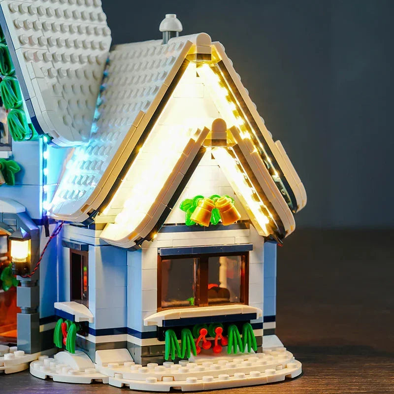 Beleuchtetes Lego Haus mit Schneedach und Weihnachtsdekoration