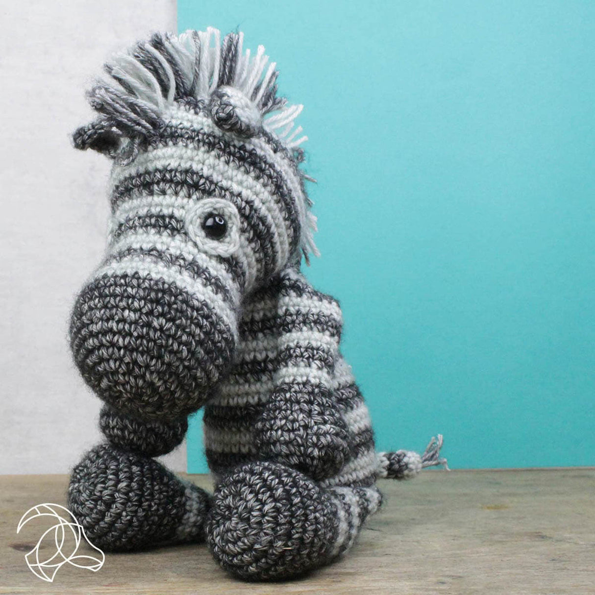 Gehäkeltes Zebra Kuscheltier mit schwarz weißen Streifen