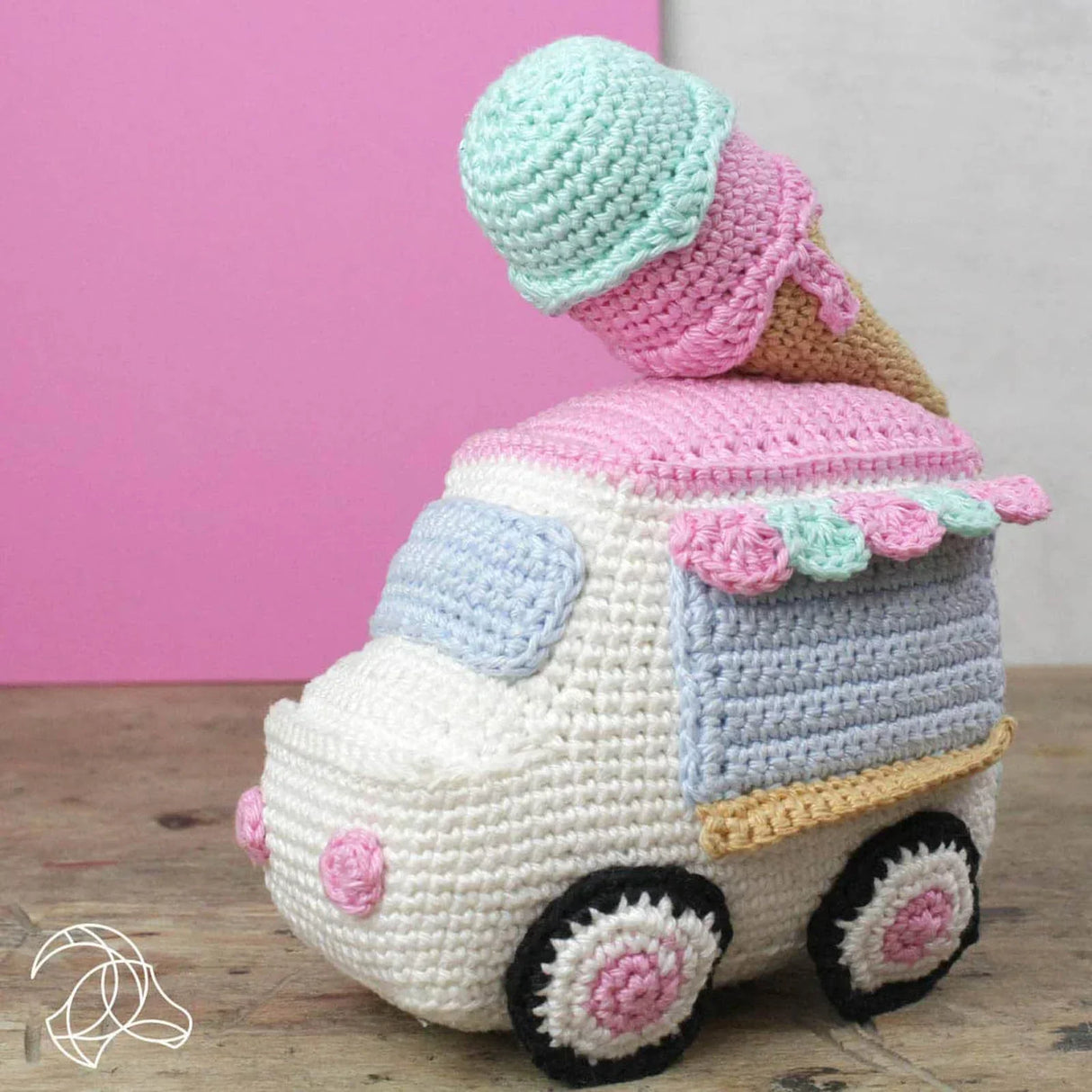Gehäkelter Eiswagen mit einer Eistüte auf dem Dach in Pastellfarben