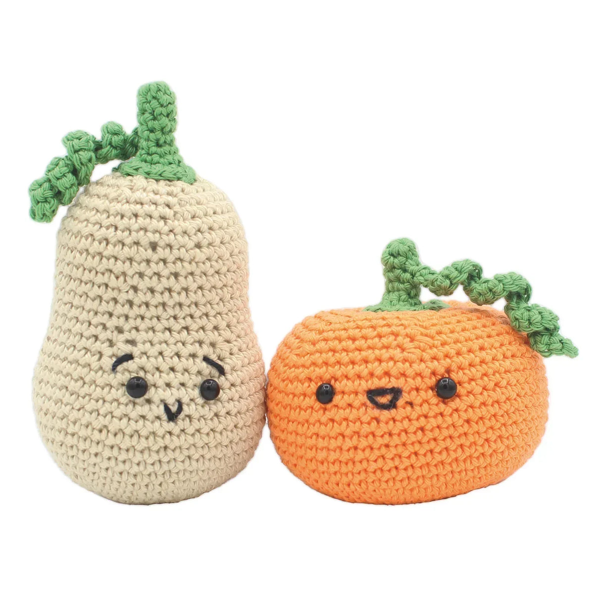 Zwei gehäkelte Figuren in Form einer beigen Birne und eines orangefarbenen Kürbisses mit Gesichtern