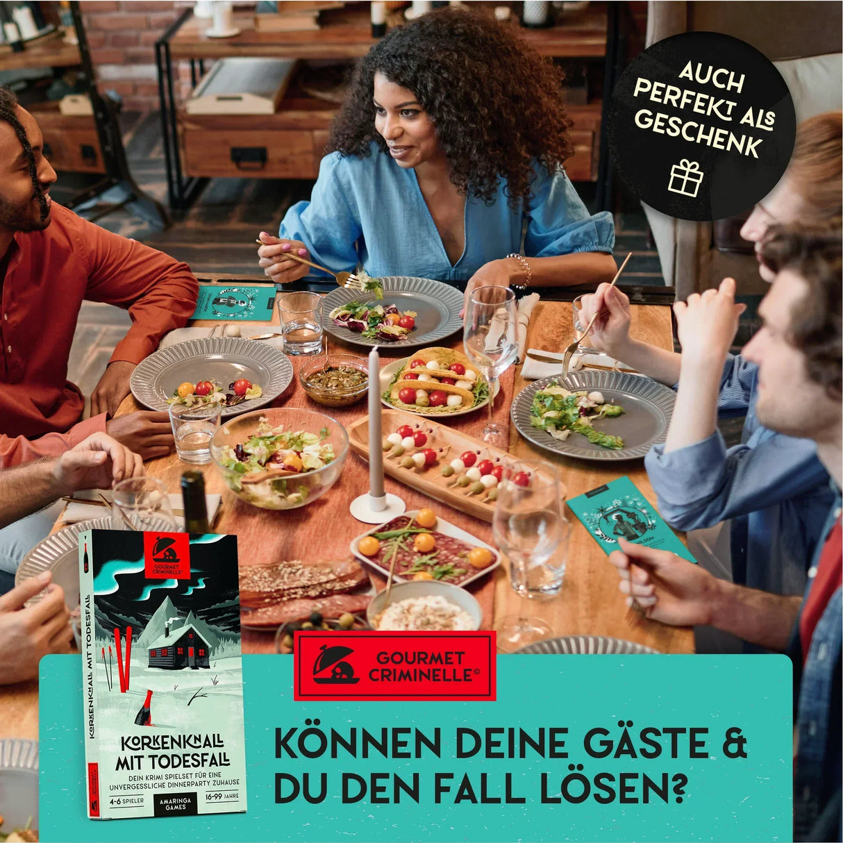 Gruppe beim Abendessen mit dem Krimispiel Korkenknall mit Todesfall auf dem Tisch