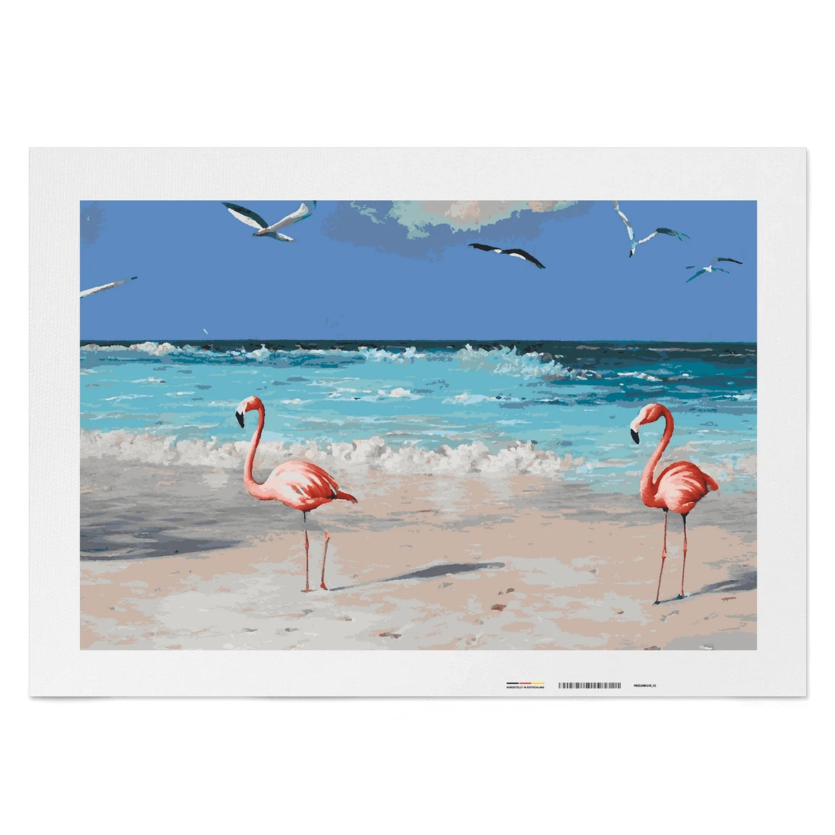 Zwei Flamingos am Strand mit Möwen und Meer