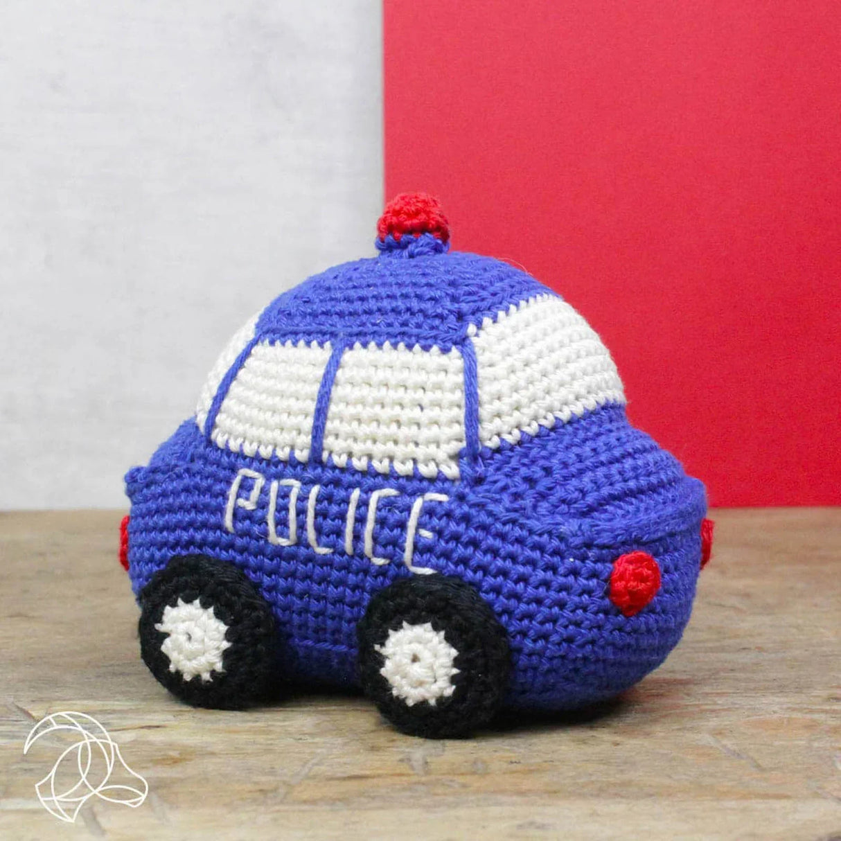Gehäkeltes Polizeiauto Spielzeug in Blau mit weissen Fenstern und rotem Blaulicht