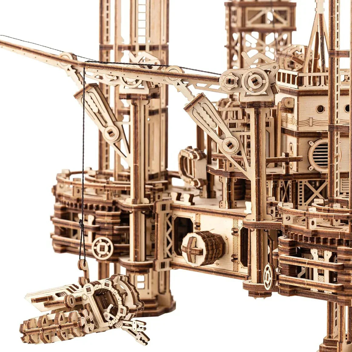 Detailansicht eines mechanischen Holzbausatzes mit Kran und Tauchboot